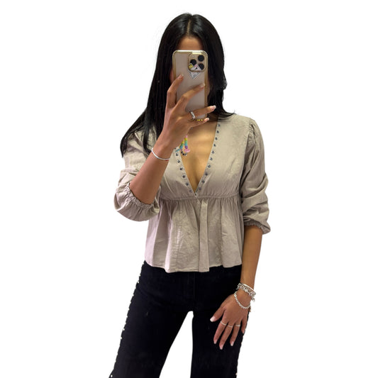 BLUSA COMBINADA CON TACHUELAS